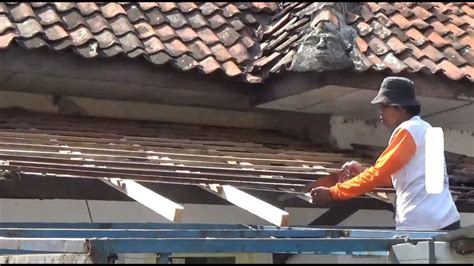 Mimpi memperbaiki atap rumah Atap rumah yang bocor dapat menyebabkan kerusakan rumah yang lebih parah